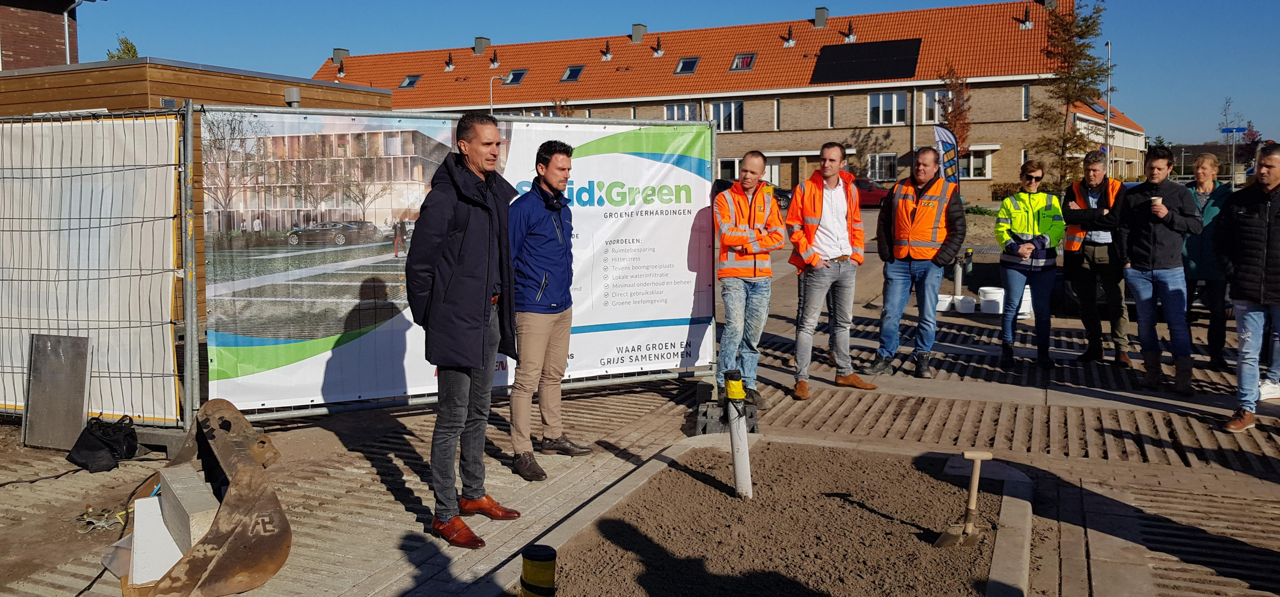 Aftrap SolidGreen tijdens productdemonstratie in klimaatadaptieve woonwijk de Liermolen